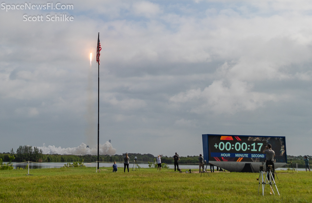 SpaceX Falcon Heavy Liftoff of NASA Psyche Mission